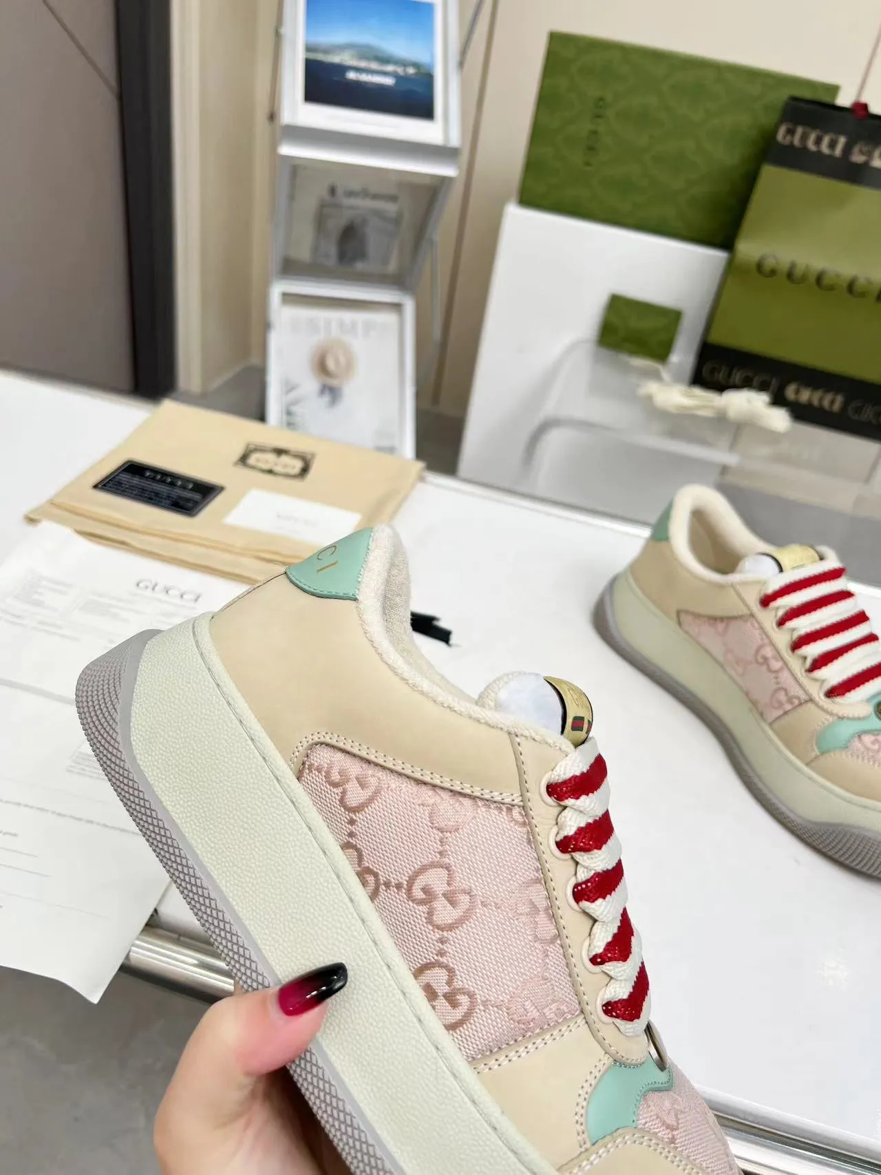 👟👟Ex-factory price 520👟👟 Gucci New Screener Series Couple Style Chubby Bread Shoes Small Dirty Shoes Fatty Double G Casual Sneakers Original Purchase Development Original Purchase Develop The Screener series of sneakers are inspired by the classic sneakers of the 1970s, named after the defensive action in sports. They are decorated with striped webbing on the side and embellished with retro Gucci logos. These sneakers are made of GG canvas. Purple leather details add depth to the piece with sharp contrast, and the details are fuller. Exquisite packaging at the delivery counter Fabric: Original imported cowhide + double G fabric Lining: Original customized breathable towel velvet Sole: Original molded T👟👟 Factory price U outsole Sole thickness: 6CM Size: Women's 35-40 / Men's 39-45